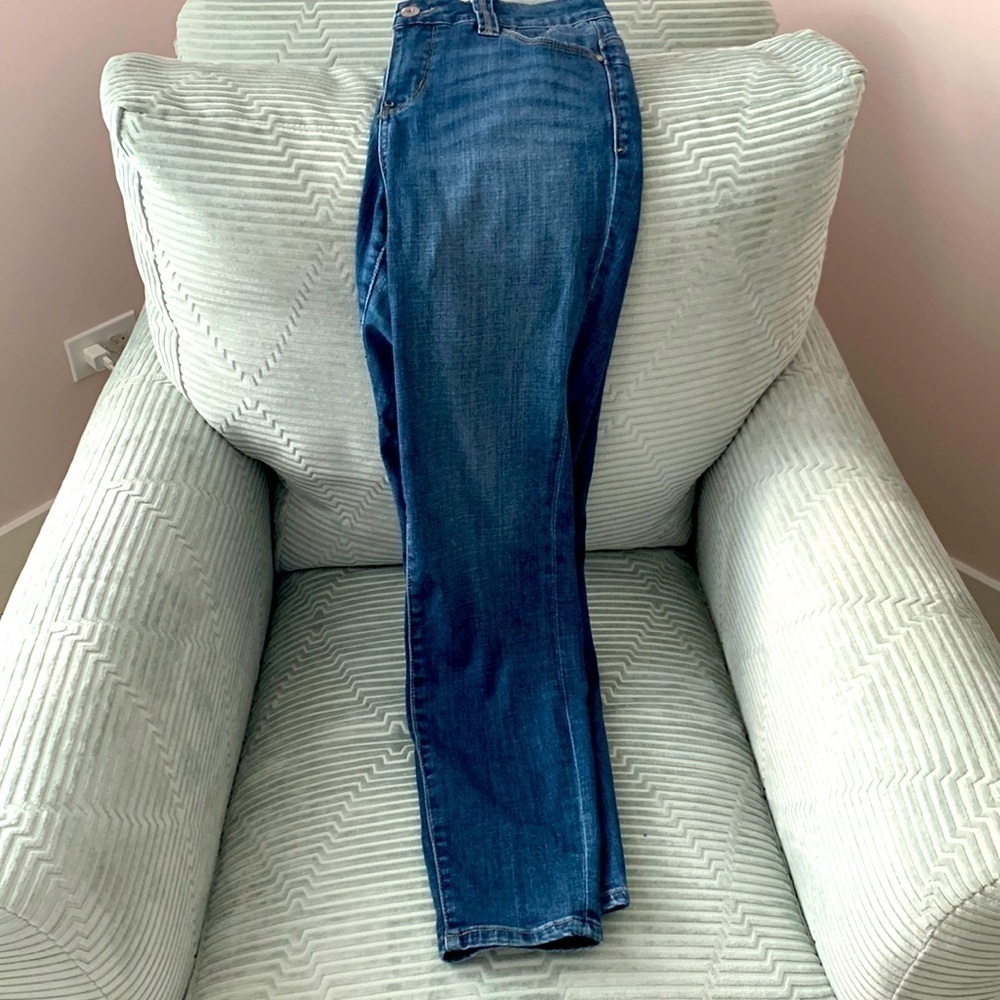 Jag Mid Rise Skinny Jeans w/5 pockets. Size 10 w/Spandex and Elastane.